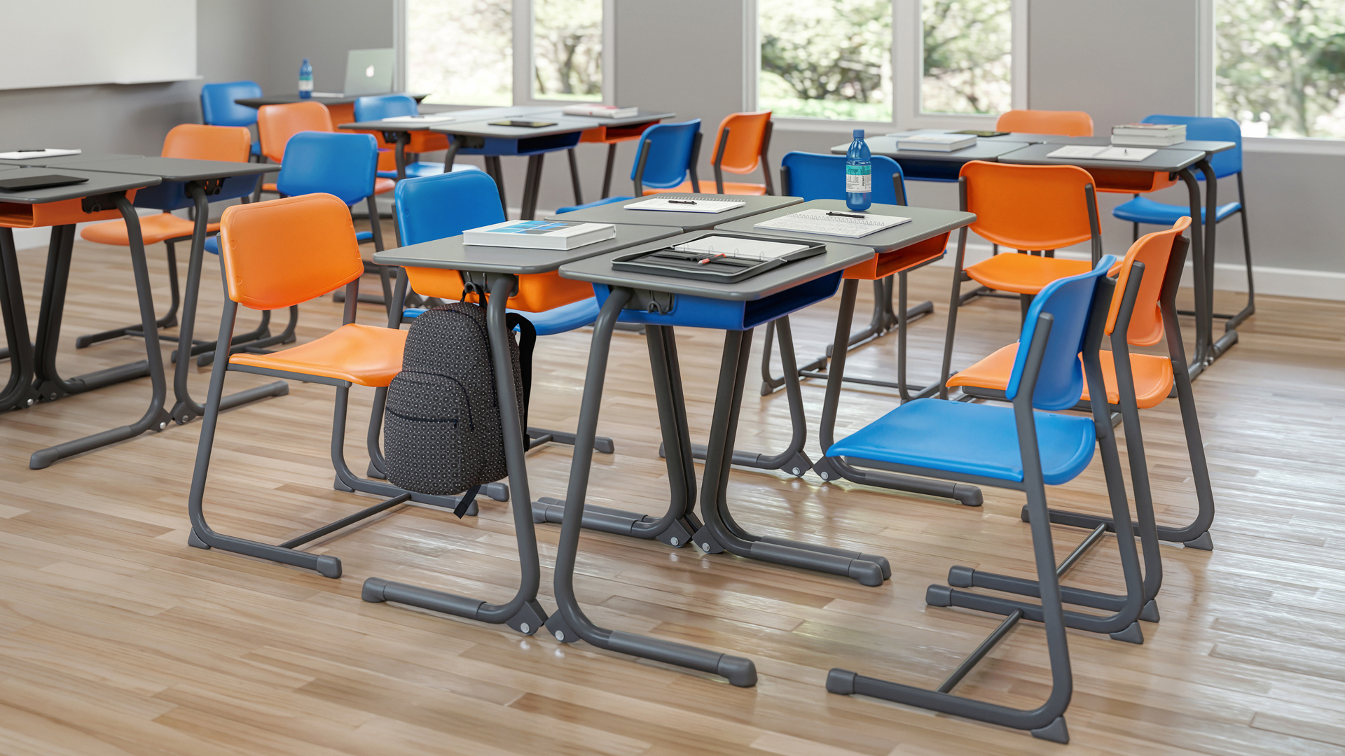 Produtos na imagem: Mesas individuais 7018R, cadeira 4321, mesa de professor 70322 e lousas modulares Wallvision.